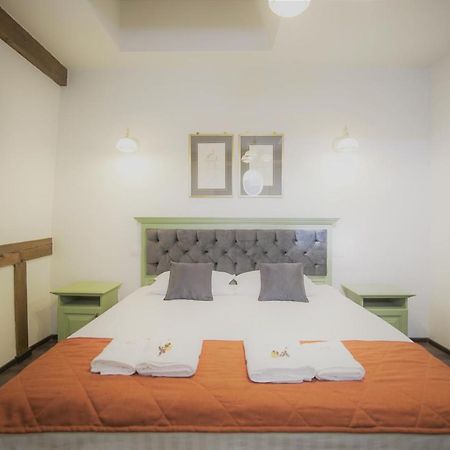 La Curtea Domneasca Hotel Piatra Neamţ Buitenkant foto