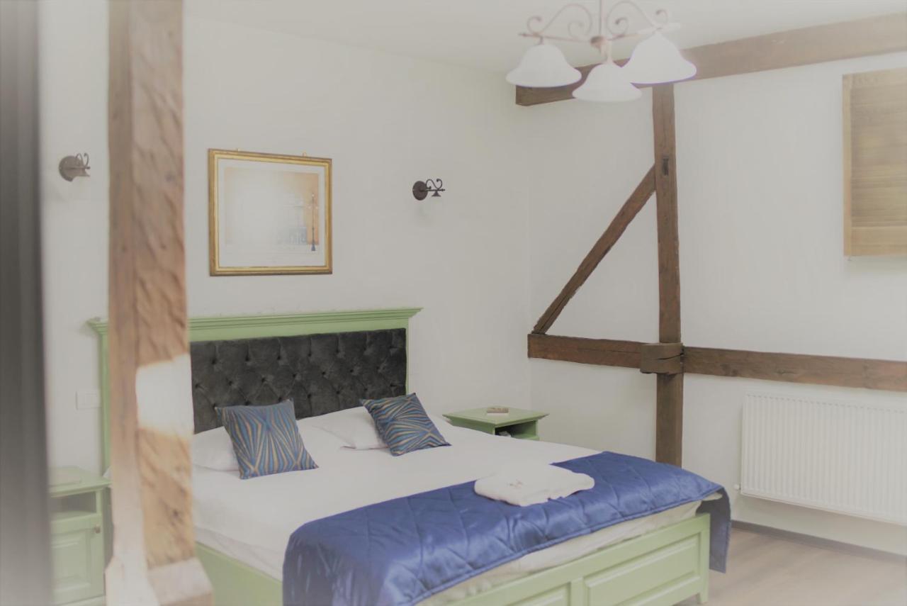 La Curtea Domneasca Hotel Piatra Neamţ Buitenkant foto