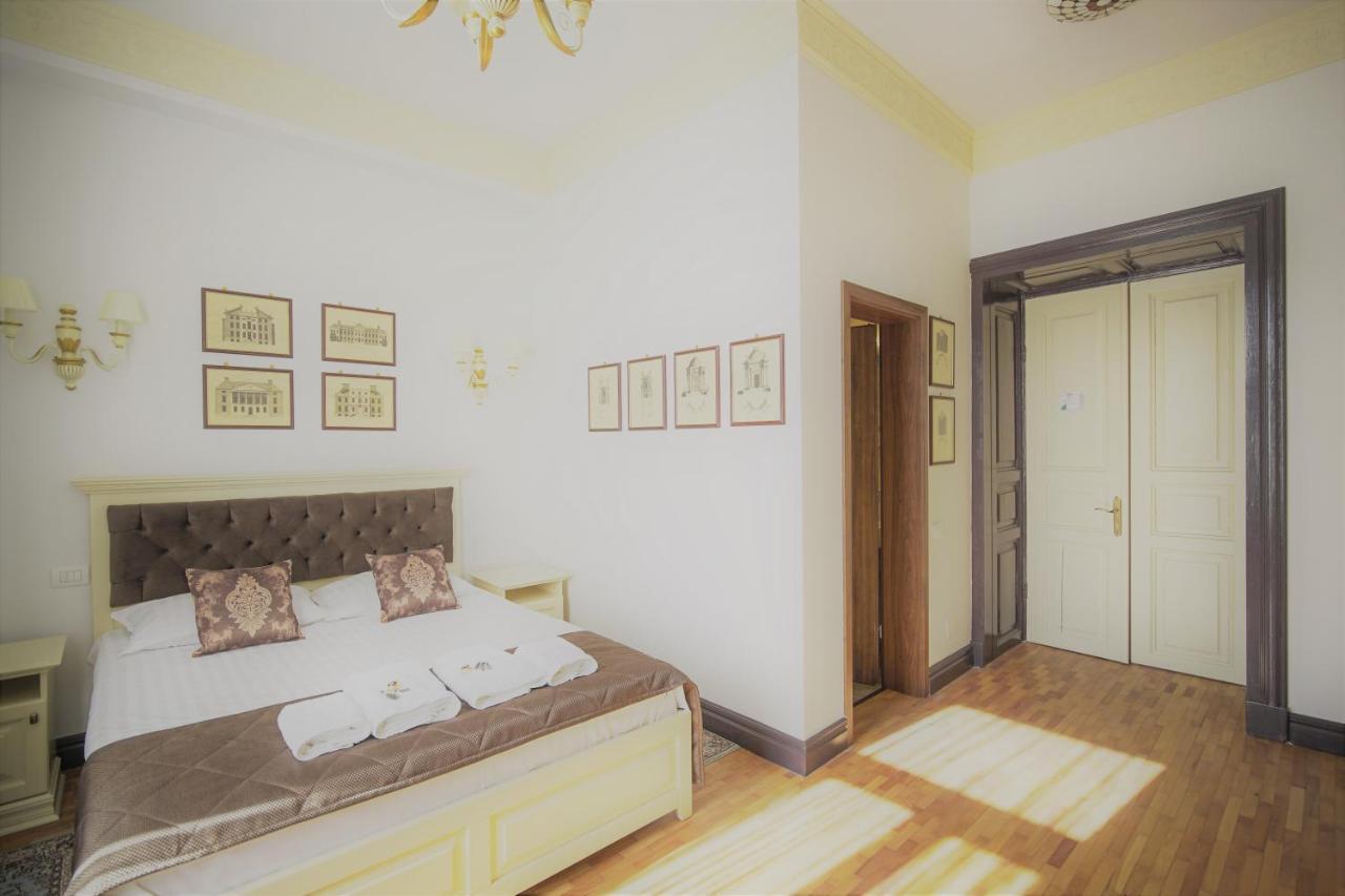 La Curtea Domneasca Hotel Piatra Neamţ Buitenkant foto