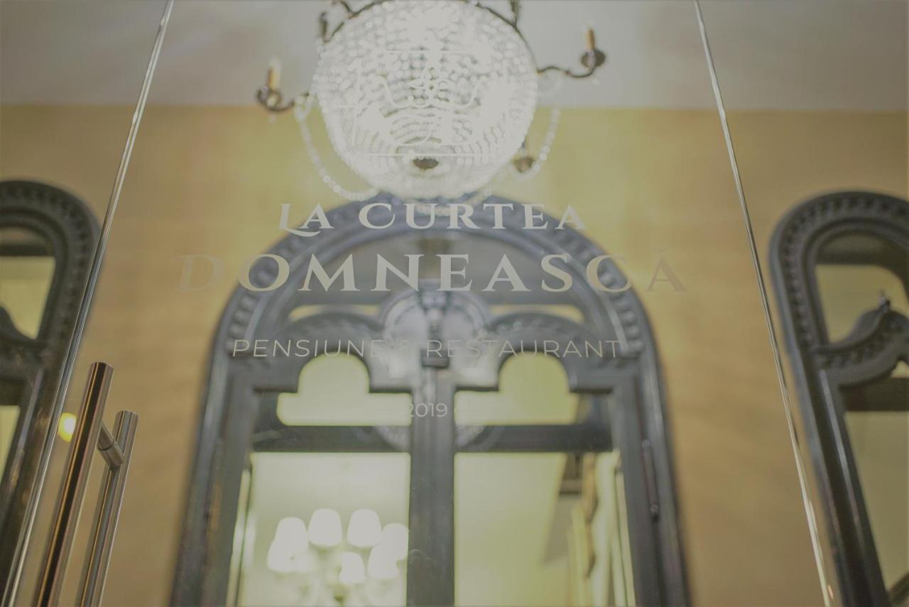 La Curtea Domneasca Hotel Piatra Neamţ Buitenkant foto